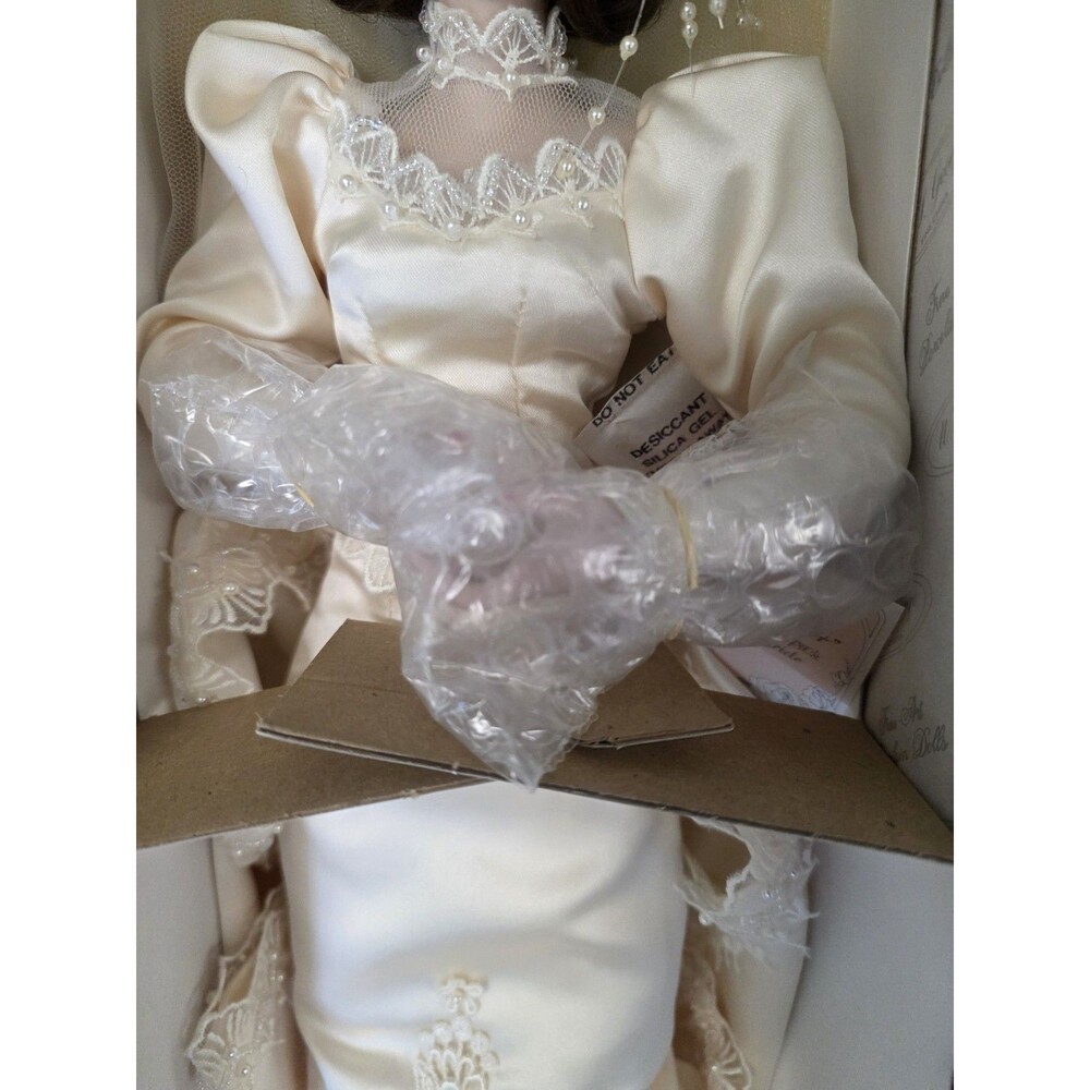 The 1980's Bride Doll JENNIFER By Ellen Williams 18” Ivory Dress Stand & Flowers - Picture 3 of 8